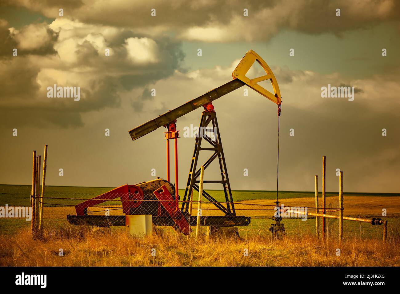 Produzione di petrolio con una pompa profonda su terra in Bulgaria Foto Stock