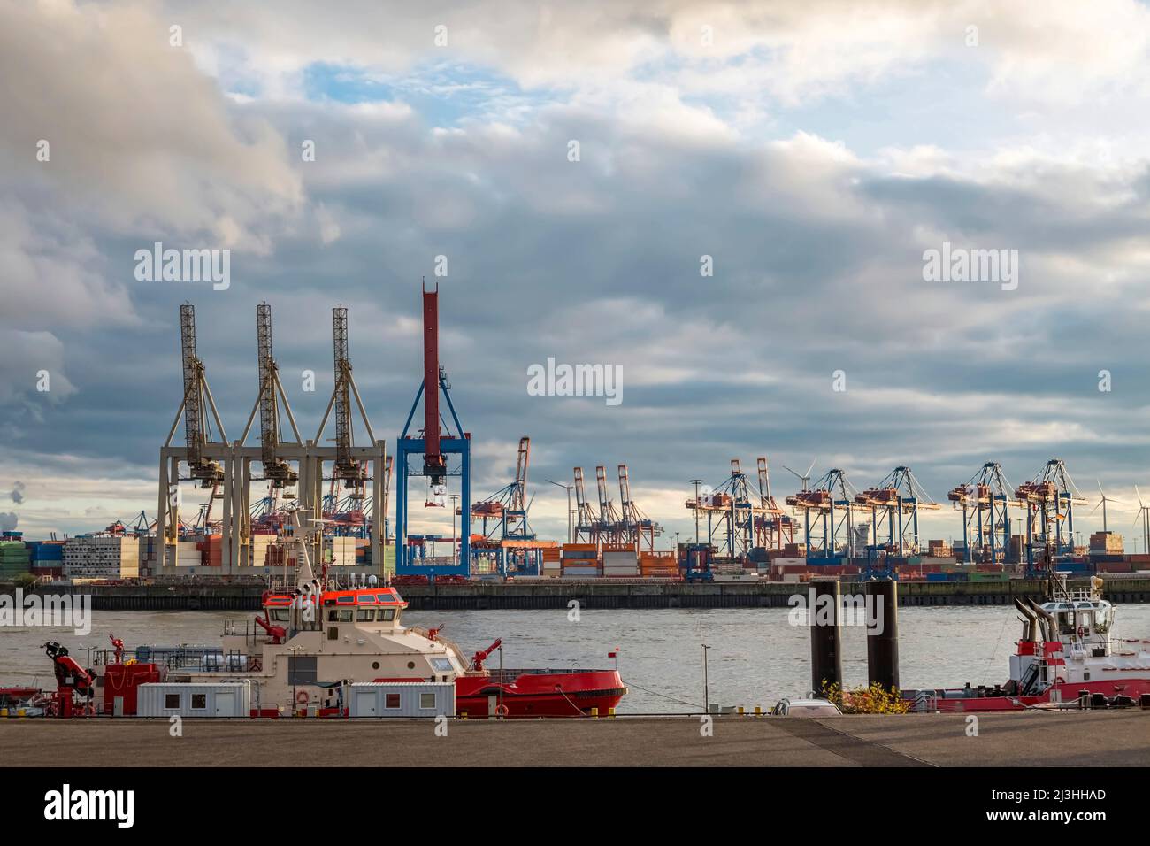 Gru portuali e navi vigili del fuoco nel porto di Amburgo Foto Stock