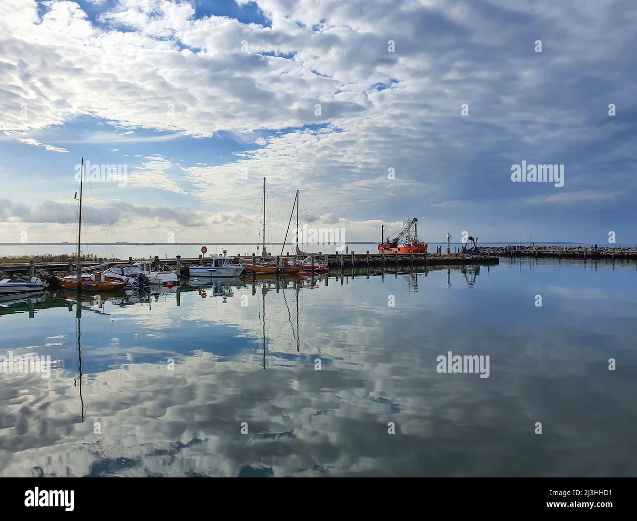 Le navi si riflettono nelle calme acque portuali di Timmendorf sull'isola di Poel Foto Stock