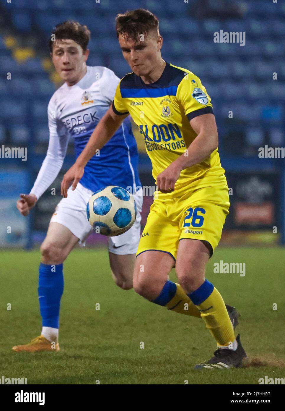 Mourneview Park, Lurgan, Irlanda del Nord. 25 Jan 2022. Danske Bank Premiership – Glenavon (blu) contro Dungannon Swifts. Azione dal Parco Mourneview. Dungannon Swifts giocatore Adam Glenny. Foto Stock