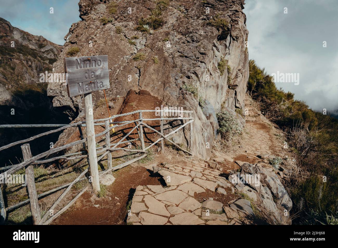 Punto di vista Ninho da Manta, sentiero escursionistico su Pico do Arieiro, Madeira, Portogallo, Europa Foto Stock