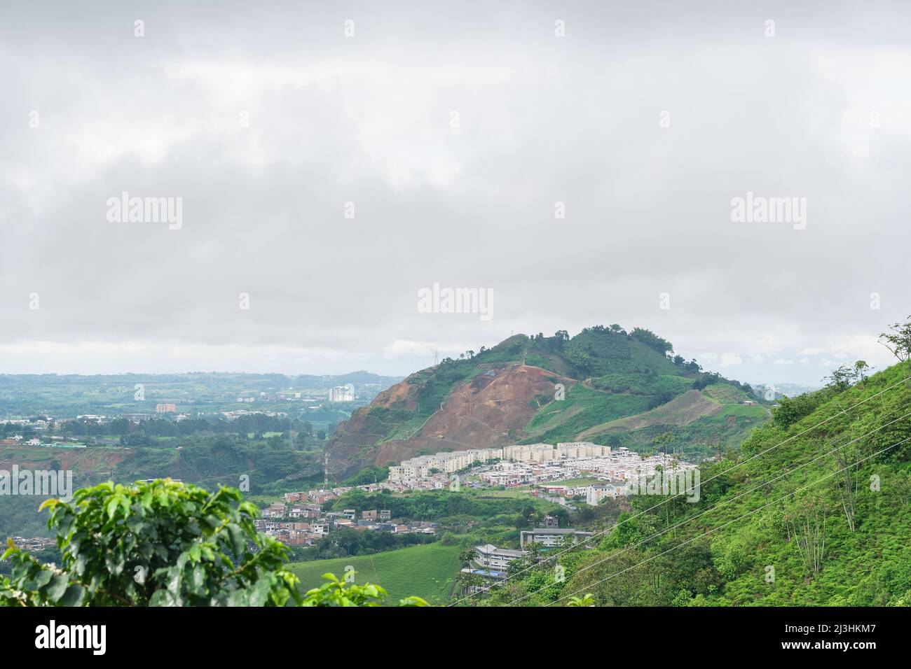 Cava per l'estrazione di minerali situato a Combia vicino alla città di Pereira-Colombia. Vista del quartiere El Mirador de Llano Grande situato Foto Stock