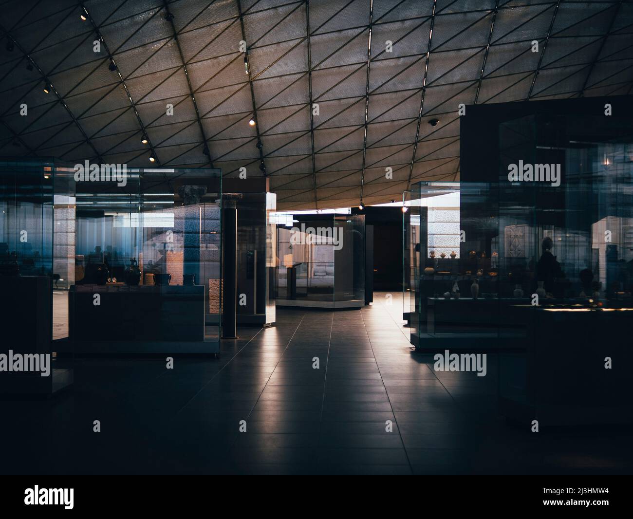 atmosfera da museo in condizioni di scarsa illuminazione Foto Stock