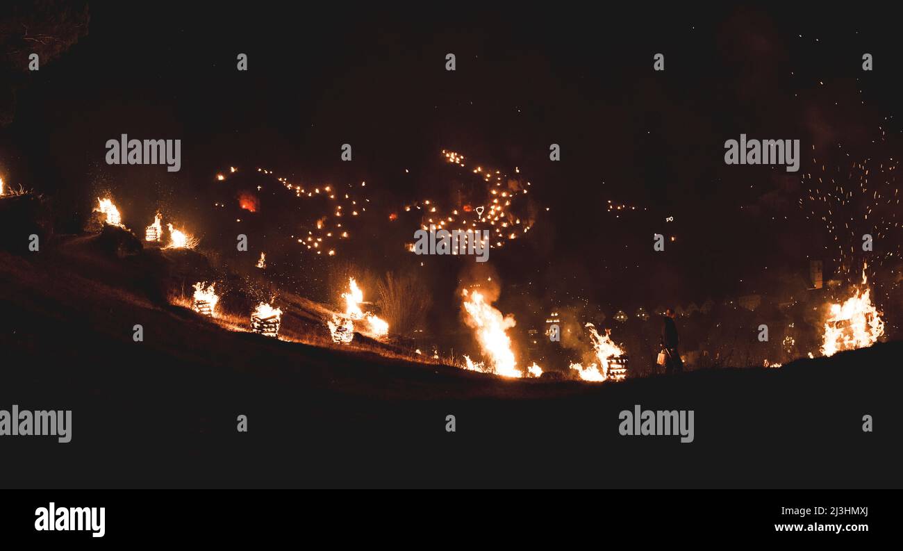 burnings mucchi di legno in paesaggio Foto Stock