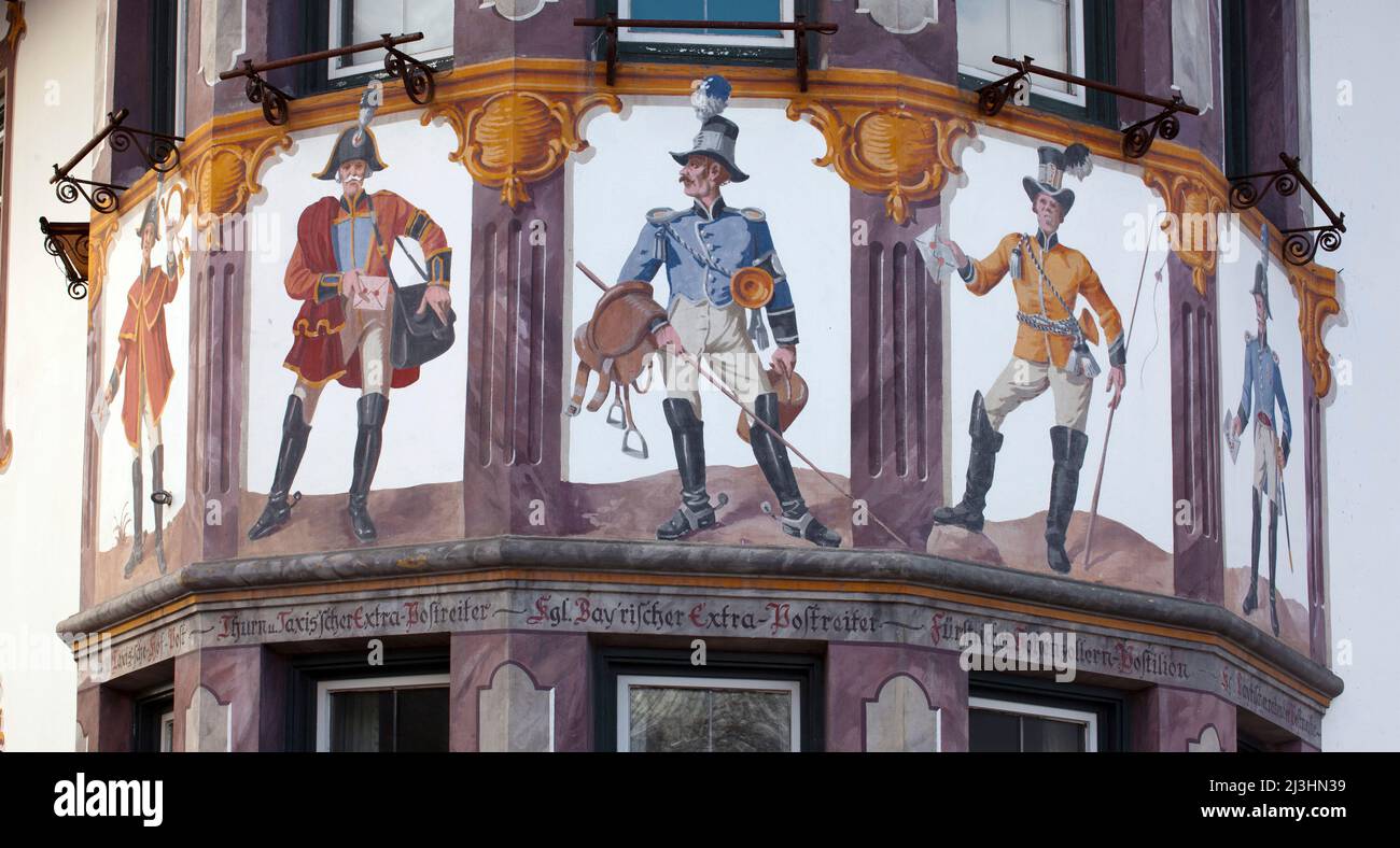 Uniformi dei cavalieri del posto di epoche diverse, Lüftlmalerei Alpine a Wallgau, alta Valle d'Isar, alta Baviera Foto Stock