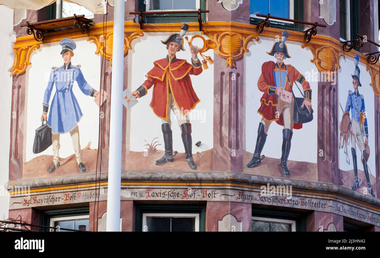Uniformi dei cavalieri del posto di epoche diverse, Alpine Lüftlmalerei (pittura tradizionale) a Wallgau, alta Valle d'Isar, alta Baviera Foto Stock