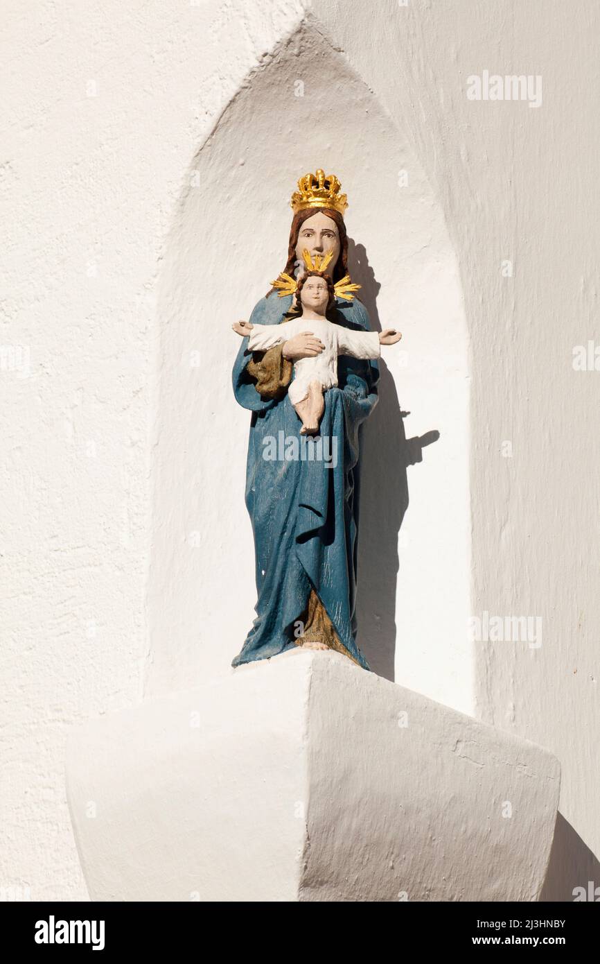 Maria con il bambino di Gesù, figura Santa all'Untermarkt di Mittenwald, alta Baviera Foto Stock