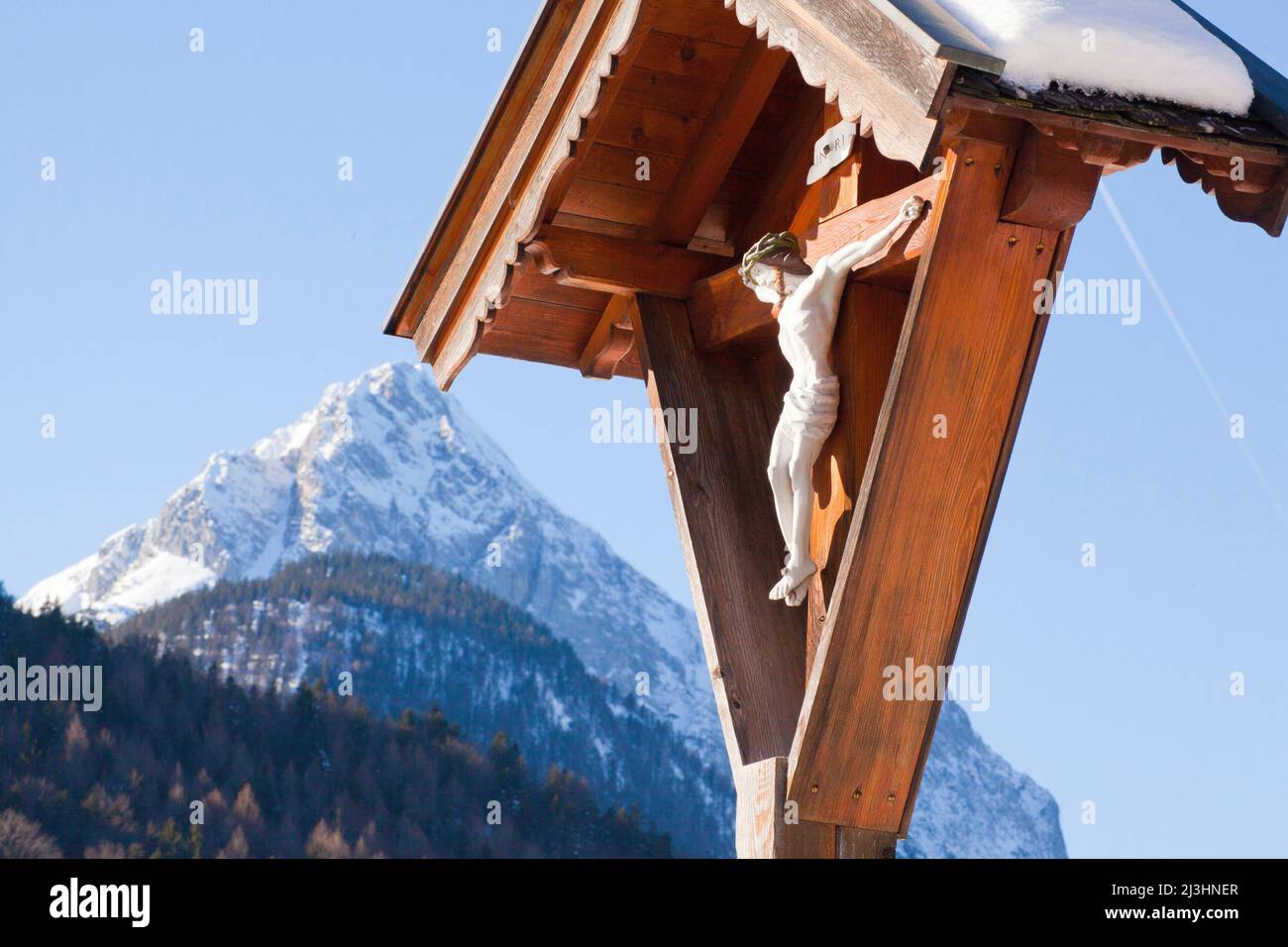 Marterl a Mittenwald con montagna sullo sfondo, alta Baviera Foto Stock