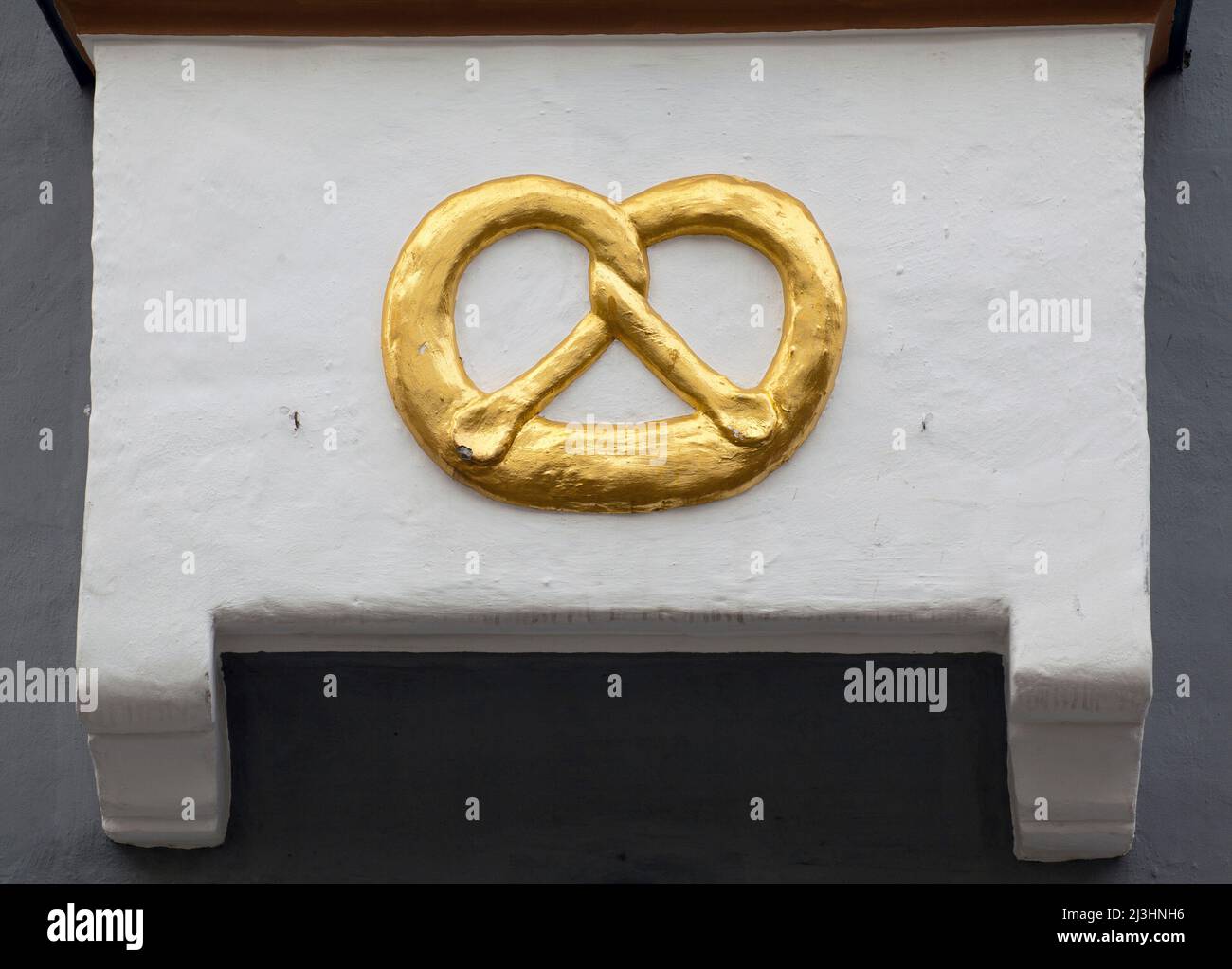 Ex panificio a Mittenwald, pretzel come simbolo del commercio del panettiere Foto Stock
