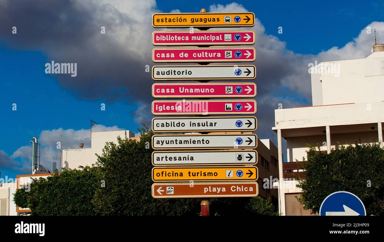 Spagna, Isole Canarie, Fuerteventura, capitale, Puerto del Rosario, segnaletica stradale, costituita da 11 cartelli allungati, uno sopra l'altro, di colori diversi, Foto Stock
