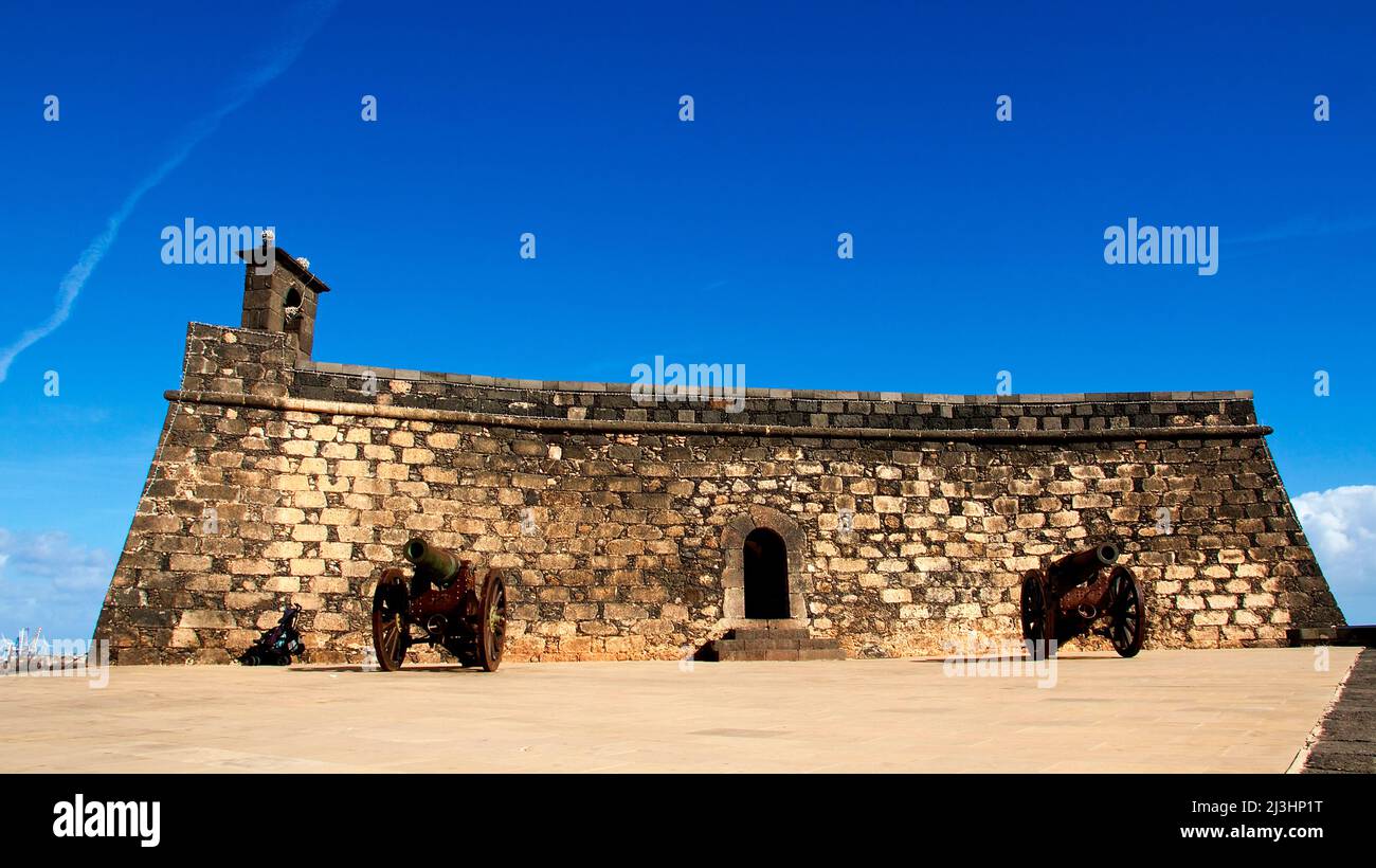 Isole Canarie, Lanzarote, isola vulcanica, capitale Arrecife, grandangolo girato da Castillo de San Gabriel, piazzale, cannone di fronte al castello, sopra quasi cielo blu nuvoloso Foto Stock