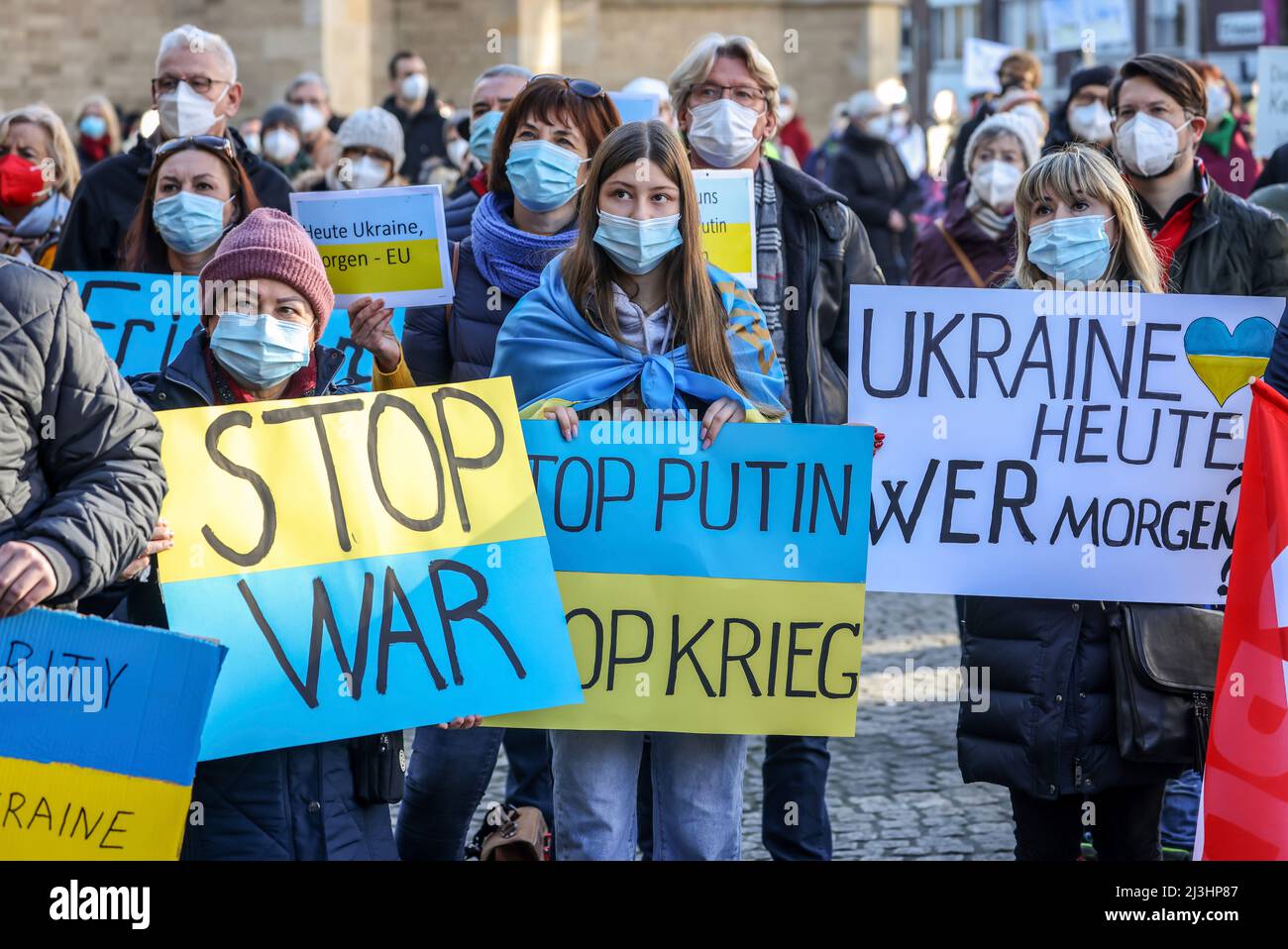 Wesel, Renania settentrionale-Vestfalia, Germania - dimostrazione contro la guerra di Putin in Ucraina. Manifestazione di pace e raduno di solidarietà per l'Ucraina al grande mercato di Wesel. In tempi di pandemia corona tutti i dimostranti indossano maschere. Foto Stock