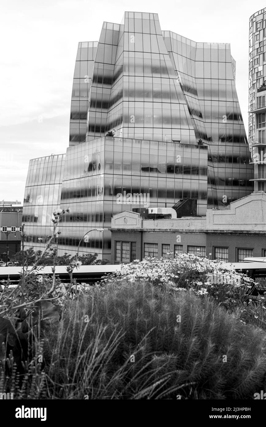 Chelsea, New York City, NY, USA, l'edificio IAC in vetro bianco dell'architetto Frank Gehry, la sede centrale di InterActiveCorp nel quartiere Chelsea di Manhattan visto dalla High Line - un popolare parco lineare costruito sulle linee ferroviarie sopraelevate sopra la Tenth Ave Foto Stock