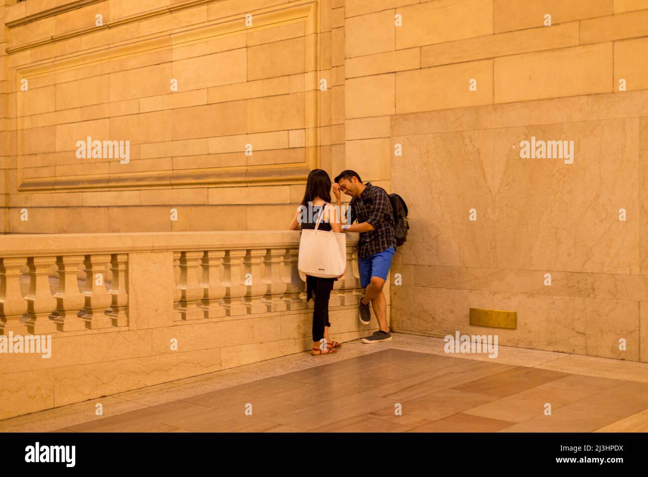 Grand Central - 42 Street, New York City, NY, USA, all'interno della stazione centrale. Persone, luce gialla, affari come al solito Foto Stock