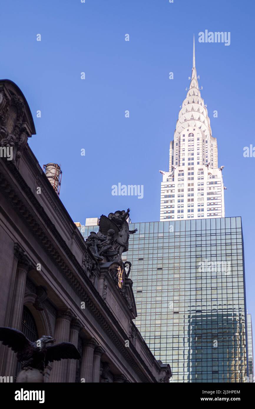 Grand Central - 42 Street, New York City, NY, USA, alcune statue presso la Stazione Centrale e il Chrysler Building alle spalle - circondato da niente ma cielo blu Foto Stock