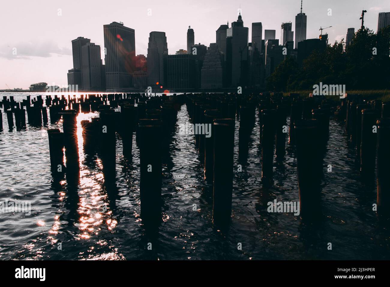 Brooklyn Heights, New York City, NY, USA, Wooden Pillars nel fiume Est e lo skyline di Lower Manhattan visto dal vecchio Pier 1 al Brooklyn Bridge Park Foto Stock