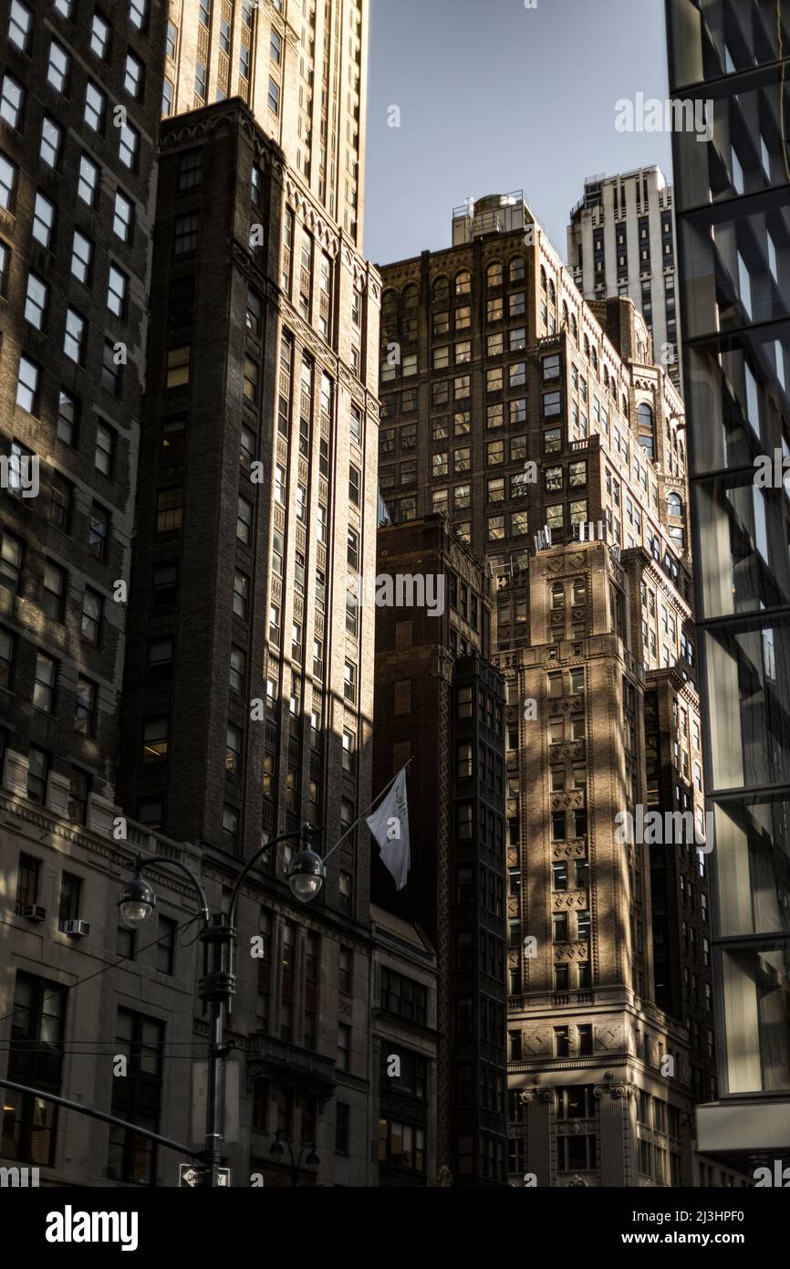 Madison Av/e 41 Street, New York City, NY, USA, gli edifici catturano alcuni meravigliosi effetti luminosi del sole serale. Foto Stock