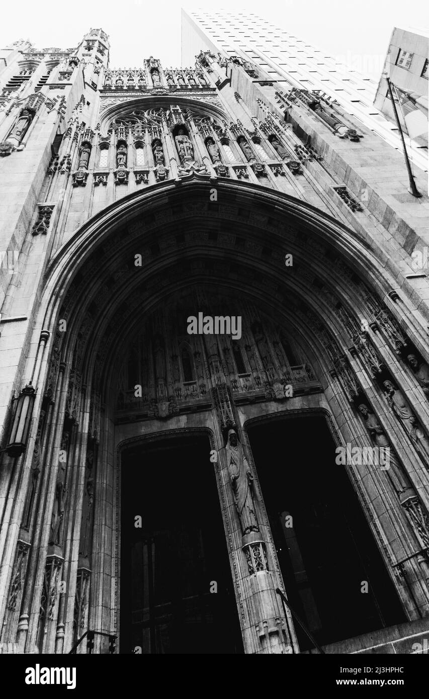 5 Avenue & West 54 Street, New York City, NY, USA, ingresso alla chiesa episcopale di St. Thomas Foto Stock