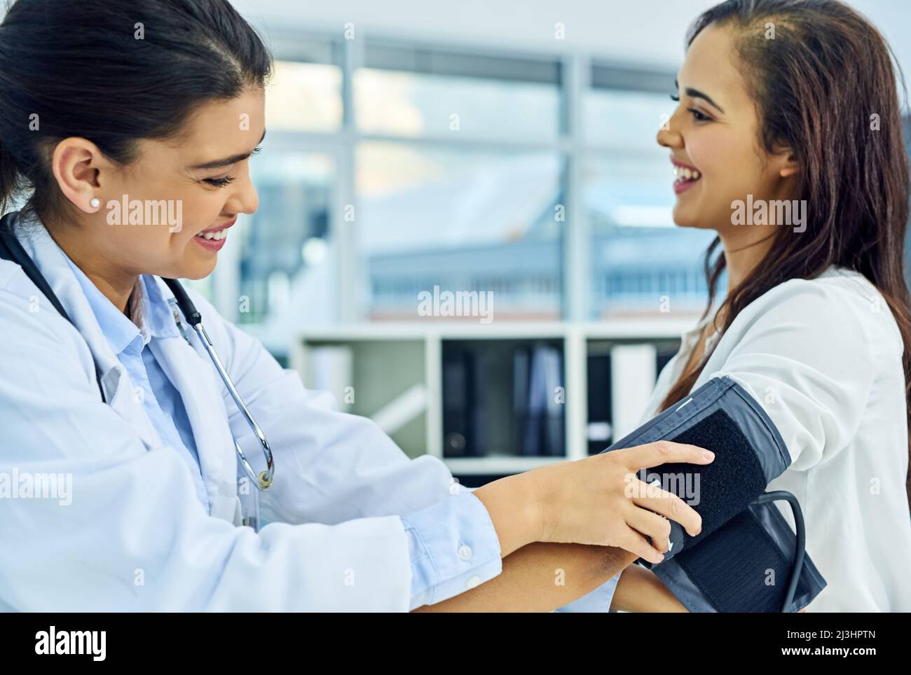 Diamo un'occhiata ai vostri livelli. Shot di un medico di sesso femminile che controlla la pressione sanguigna di un paziente. Foto Stock