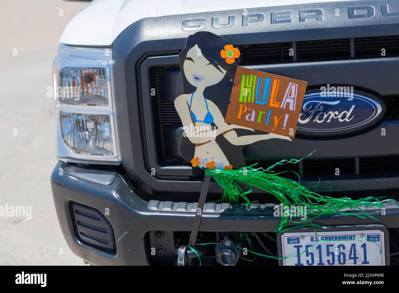 Jacob Riis Park Rd / Bath House, New York City, NY, USA, Un'auto che invita a una festa di hula Foto Stock