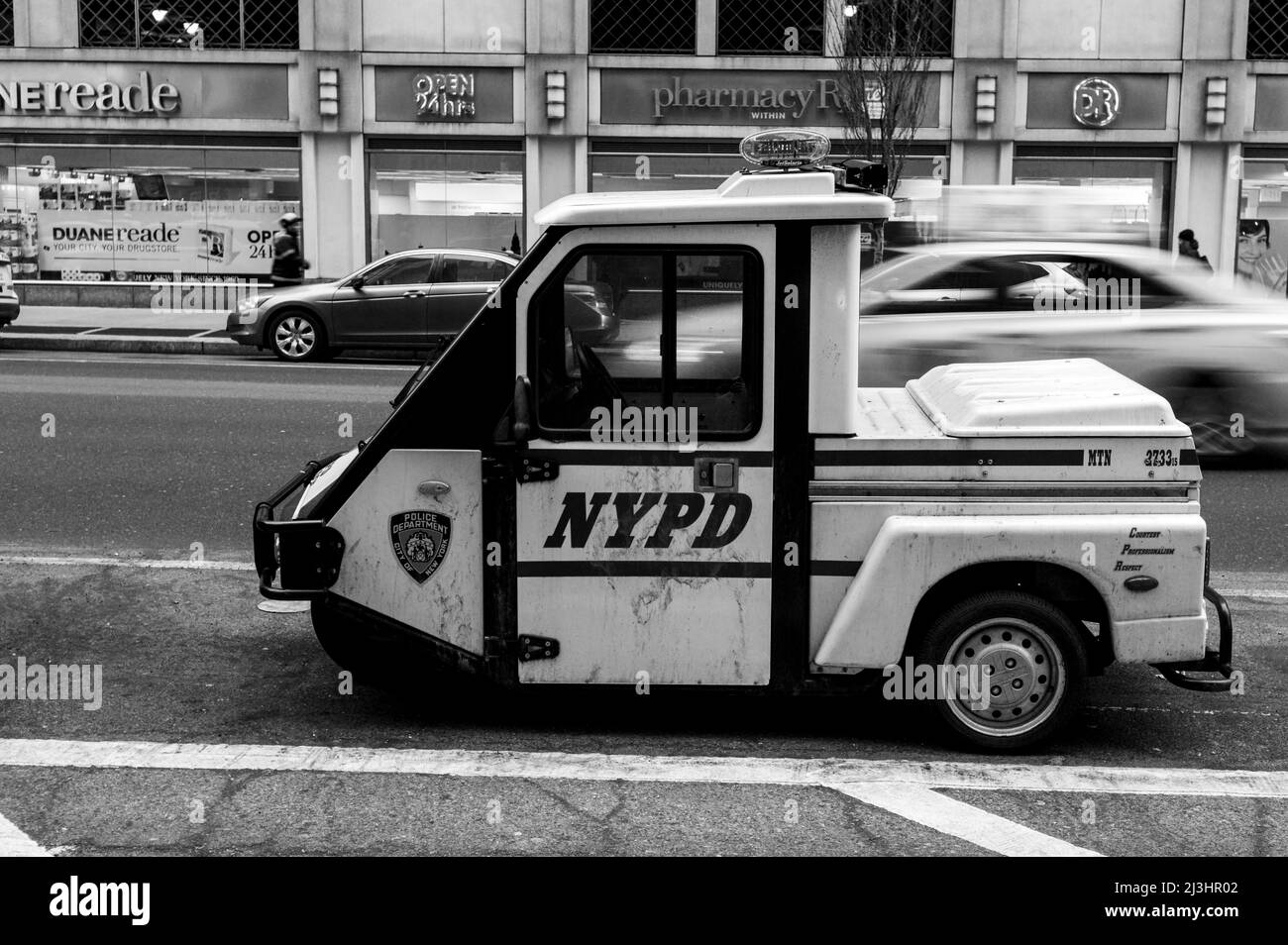 Midtown West, New York City, NY, USA, NYPD 07th Precinct - Scooter 3990 3-wheel-Scooter parcheggiato sulla 8th Avenue Foto Stock