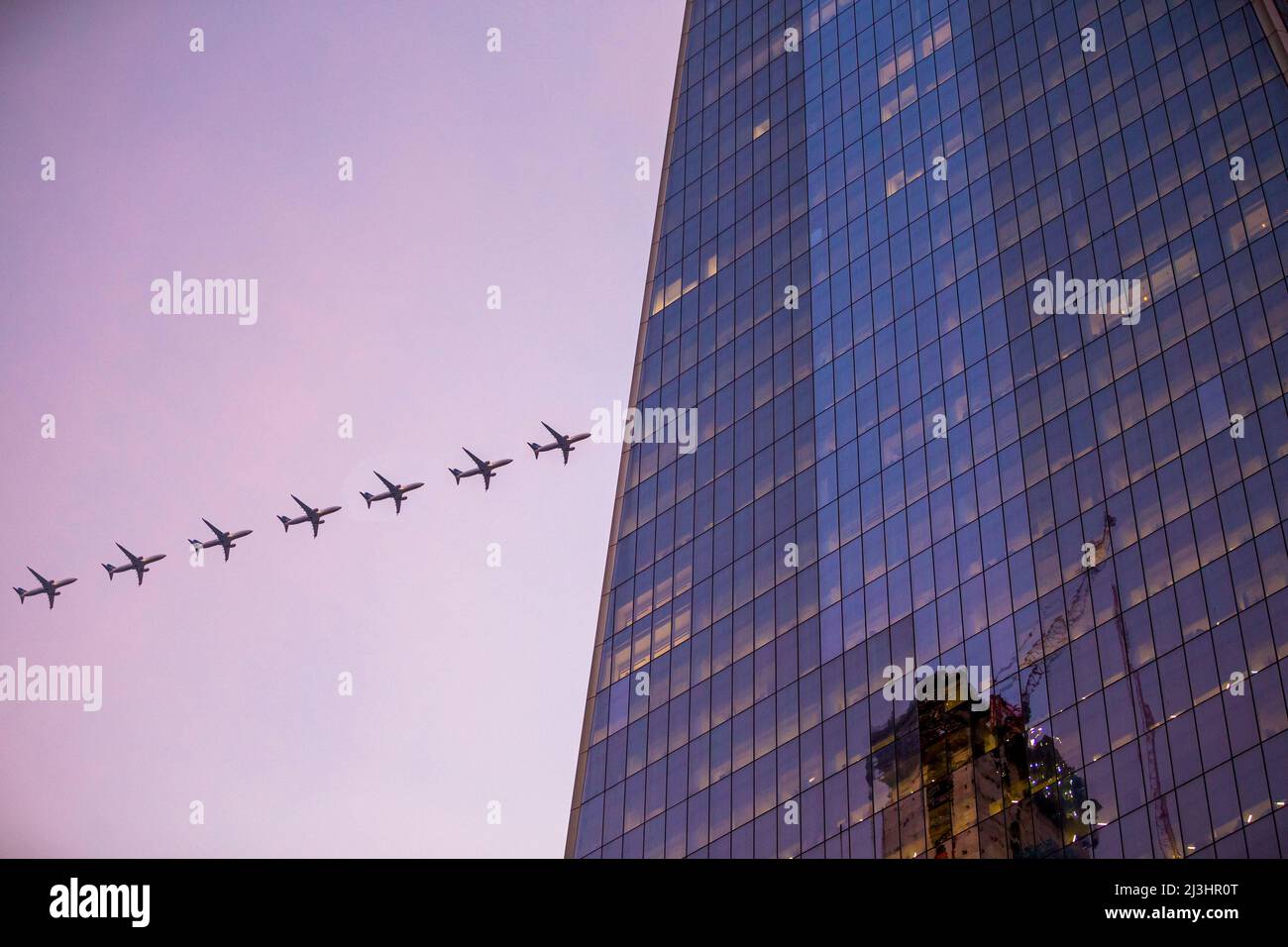 Cortlandt Street, New York City, NY, USA, presso il nuovo One World Trade Center di Lower Manhattan. Un piano è reale - gli altri sono stati integrati tramite Photoshop. Foto Stock