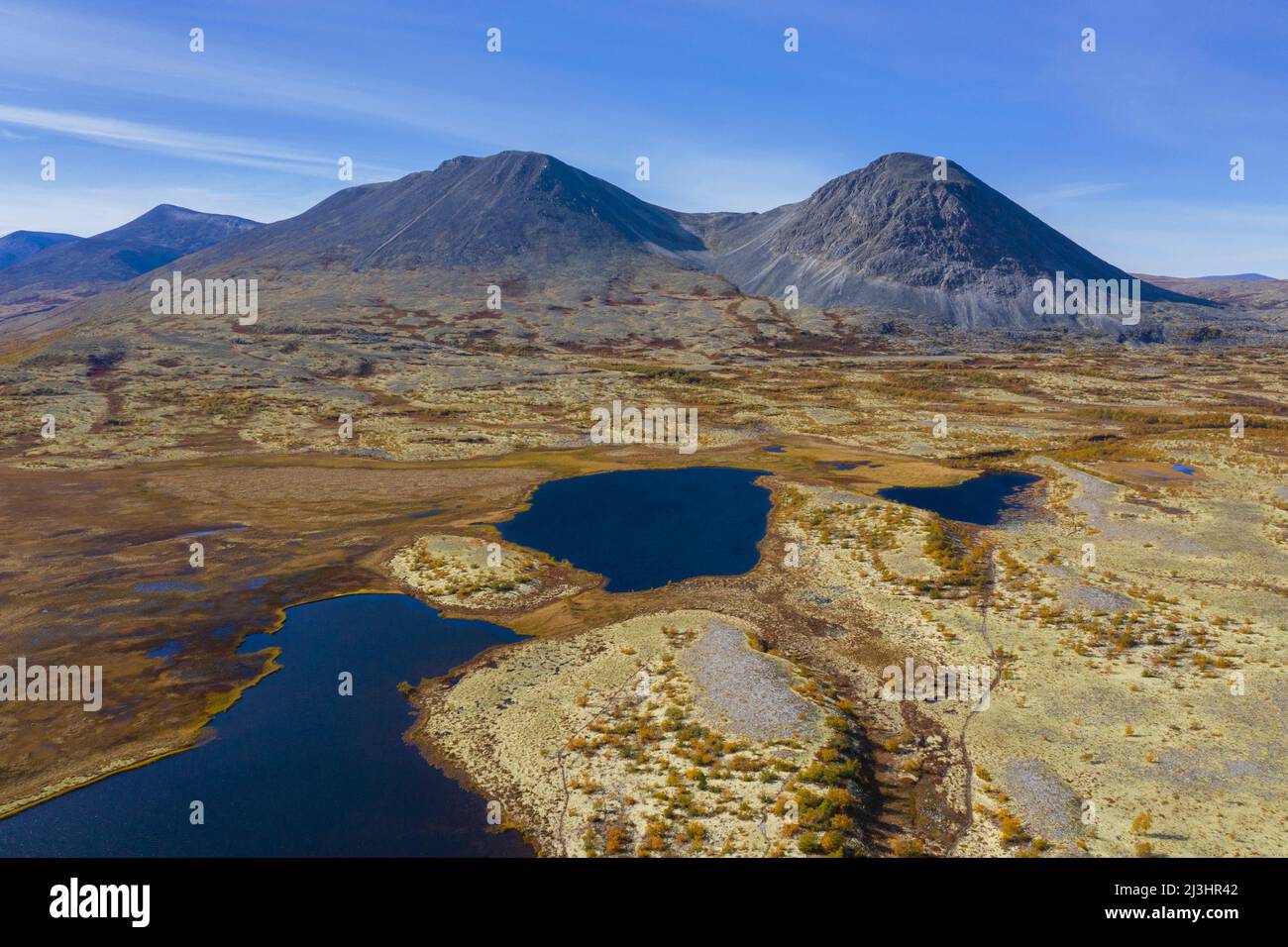 Vista aerea sulla tundra norvegese in autunno / autunno mostrando laghi e montagne, Innlandet, Norvegia orientale Foto Stock