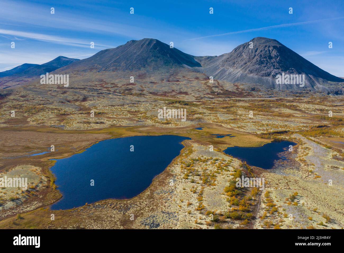 Vista aerea sulla tundra norvegese in autunno / autunno mostrando laghi e montagne, Innlandet, Norvegia orientale Foto Stock