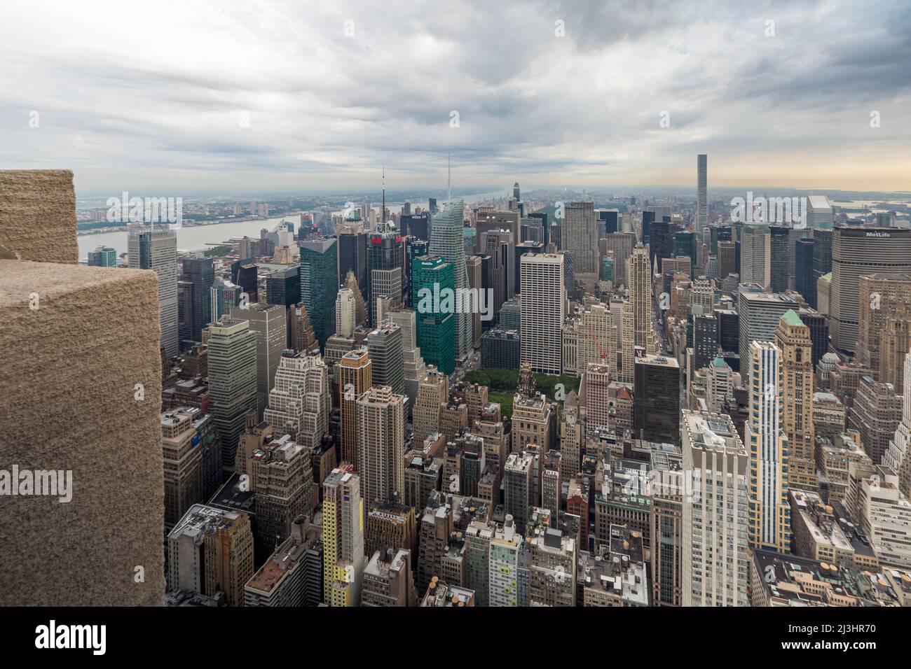 W 34 Street & 5 Av, New York City, NY, USA, Drone shot / Aerial preso accanto all'Empire state Building con una vista panoramica di Manhattan Foto Stock