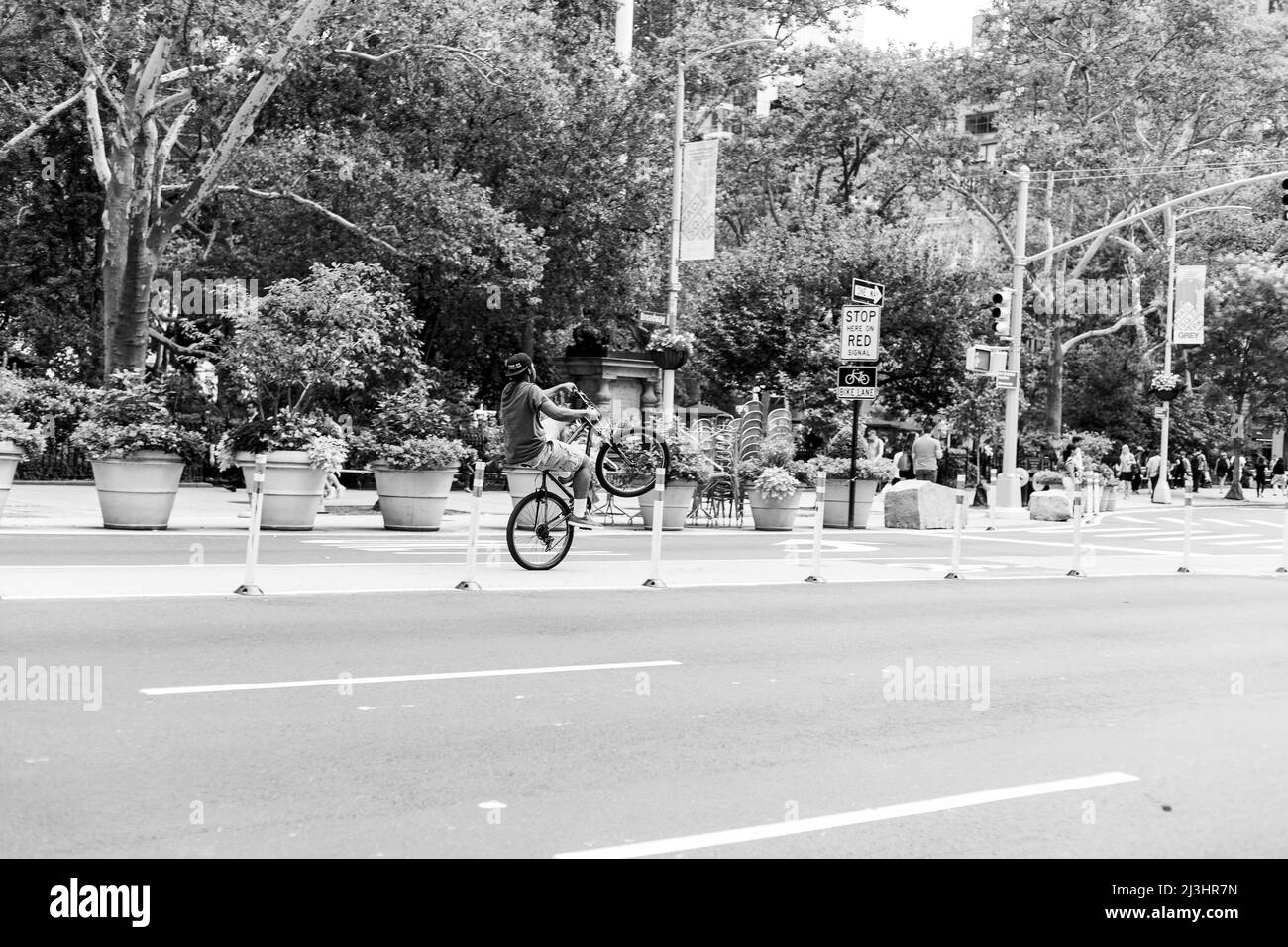 23 Street, New York City, NY, USA, Un giovane ragazzo in bicicletta che fa trucchi su una ruota Foto Stock