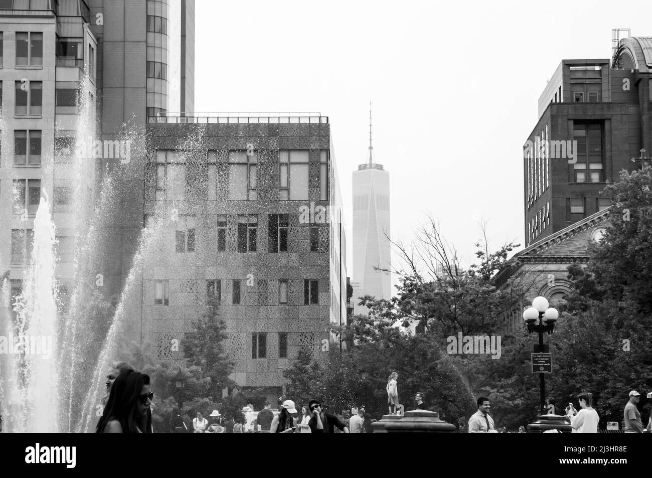 Greenwich Village, New York City, NY, USA, People e una fontana a Washington Square Park Foto Stock