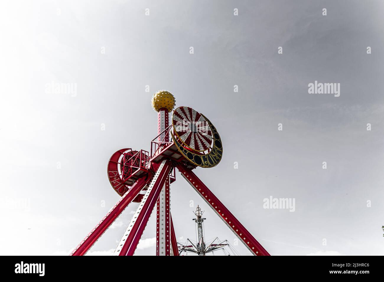 CONEY ISLAND, New York City, NY, USA, Luna Park con persone non identificate e montagne russe. E' un parco divertimenti a Coney Island aperto il 29 maggio 2010 presso l'ex sito di Astroland, che prende il nome dal parco originale del 1903 Foto Stock
