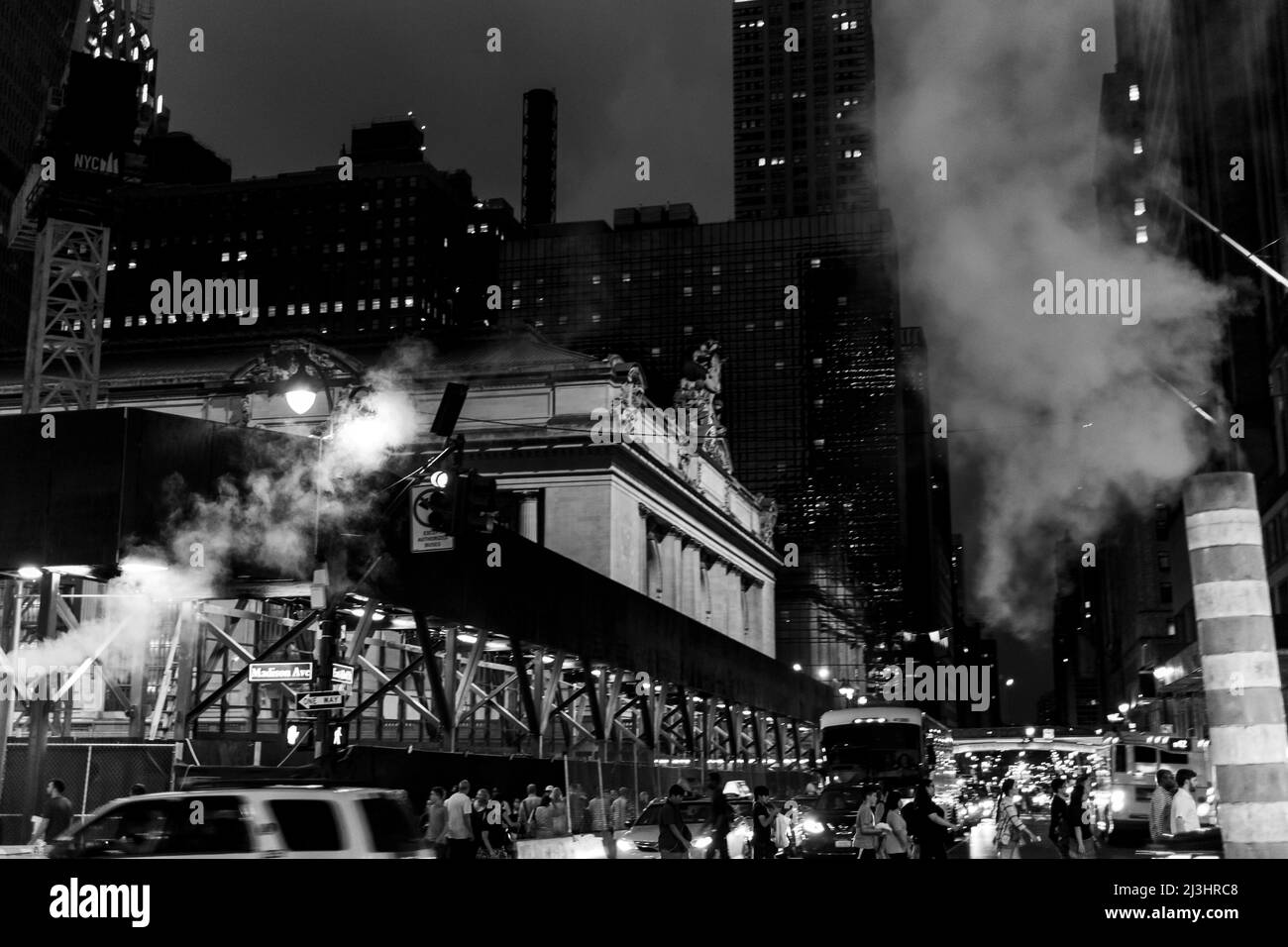 Grand Central Terminal, New York City, NY, USA, la tipica vista della strada di New York City con la bocca del vapore a strisce di bianco-arancio nel mezzo della st Foto Stock