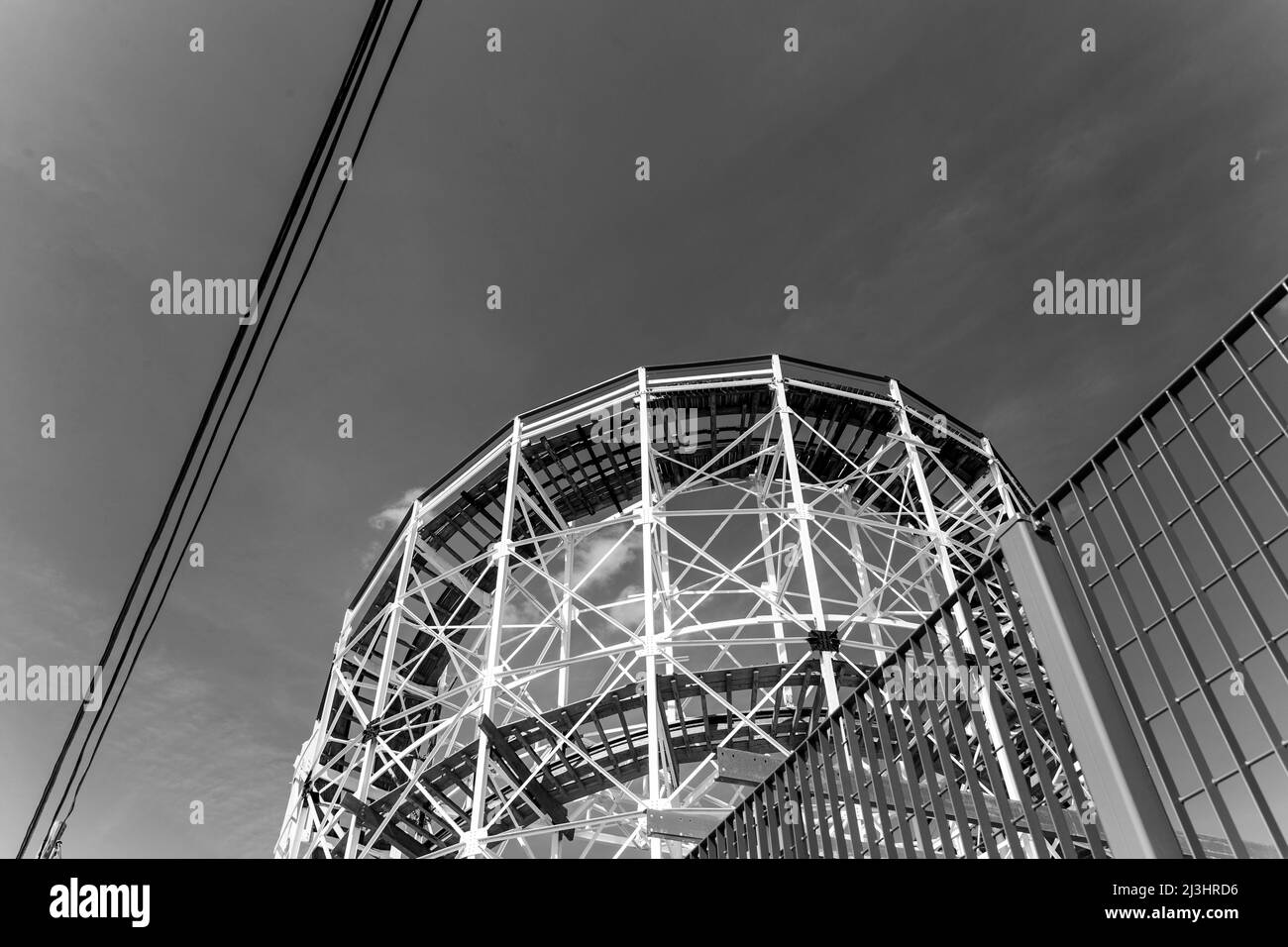CONEY ISLAND, New York City, NY, USA, Luna Park con persone non identificate e montagne russe. E' un parco divertimenti a Coney Island aperto il 29 maggio 2010 presso l'ex sito di Astroland, che prende il nome dal parco originale del 1903 Foto Stock