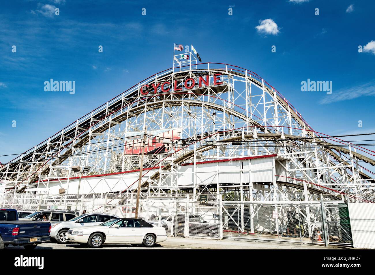 CONEY ISLAND, New York City, NY, USA, Luna Park con persone non identificate e montagne russe. E' un parco divertimenti a Coney Island aperto il 29 maggio 2010 presso l'ex sito di Astroland, che prende il nome dal parco originale del 1903 Foto Stock