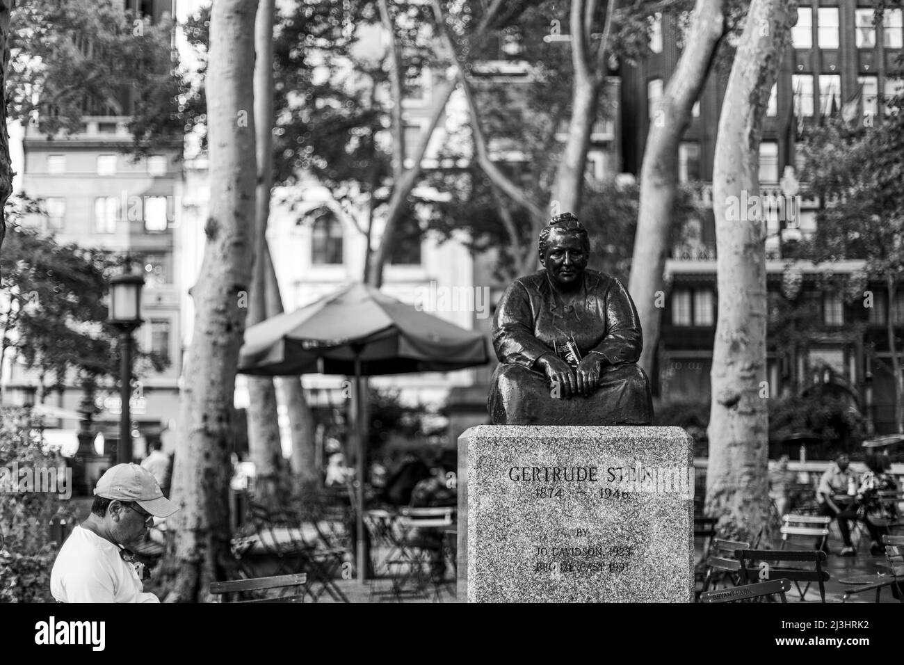 Midtown SOUTH, New York City, NY, USA, Statua onora l'autore americano e patrono delle arti Gertrude Stein. Installato nel 1992 a Bryant Park. Foto Stock