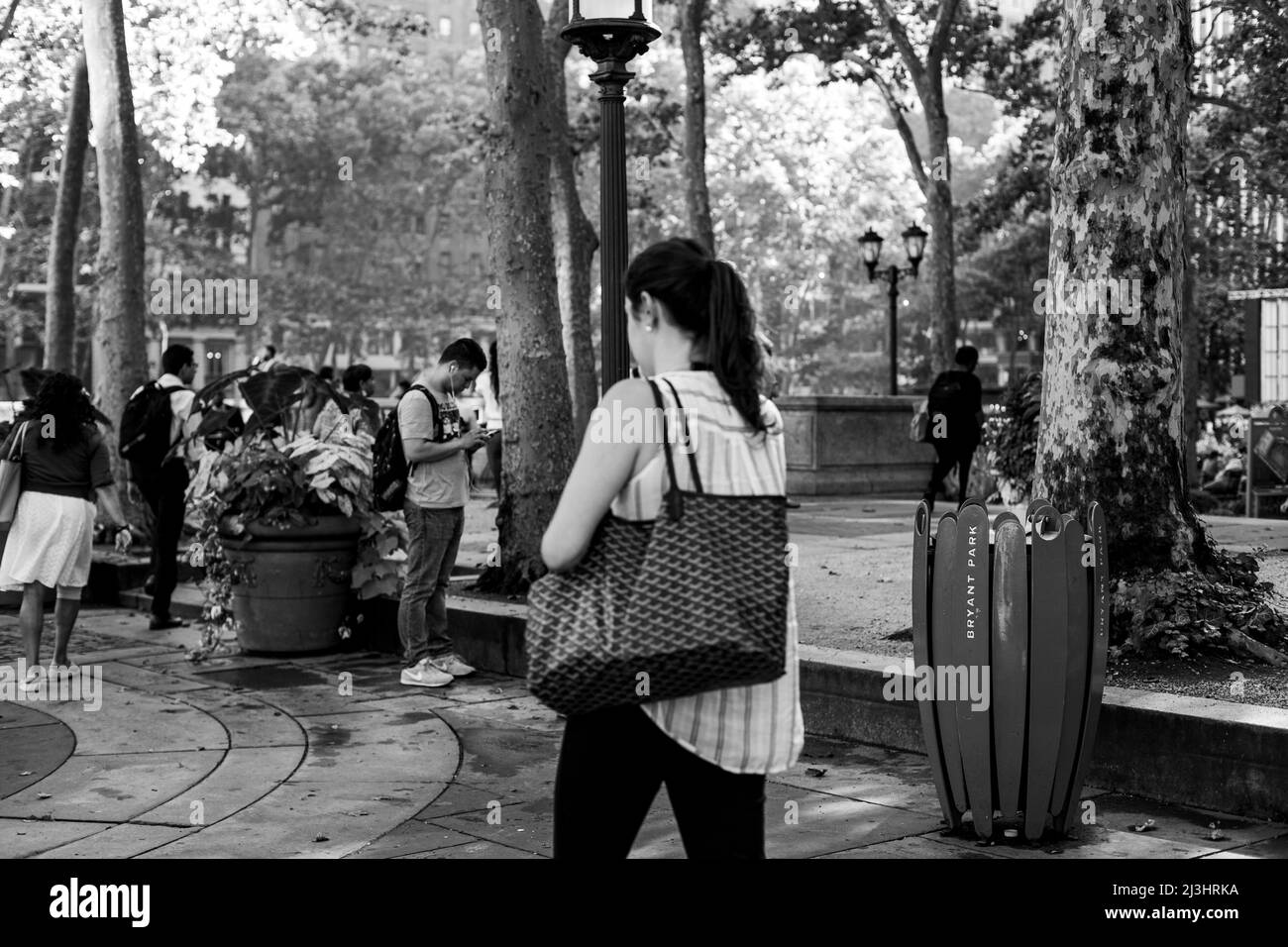 Bryant Park, New York City, NY, USA, Newyorkers e turisti che si godono il Bryant Park Summer Film Festival Foto Stock