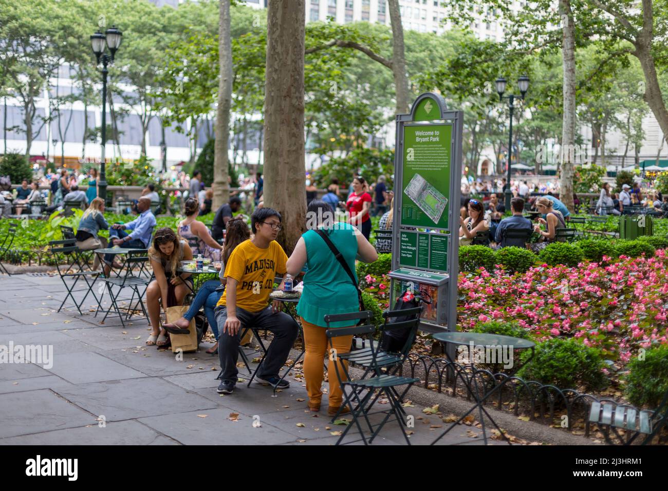 Bryant Park, New York City, NY, USA, la gente gode la serata al Bryant Park - un parco pubblico di 9,603 acri gestito privatamente situato nel centro di New York Foto Stock