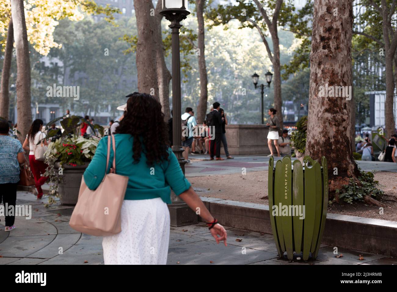 Bryant Park, New York City, NY, USA, la gente gode la serata al Bryant Park - un parco pubblico di 9,603 acri gestito privatamente situato nel centro di New York Foto Stock