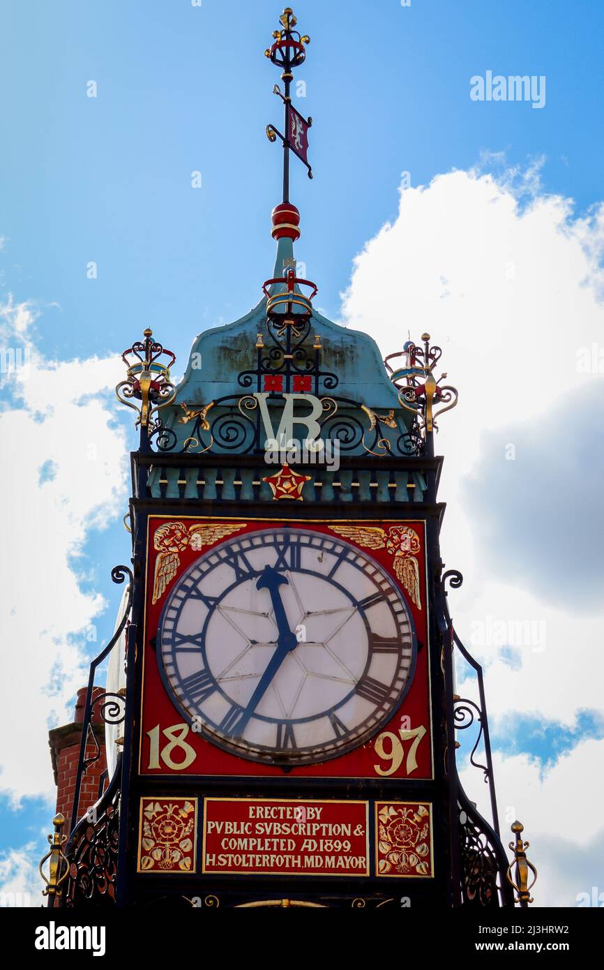 Chester Eastgate Clock, quadrante vittoriano orologio, storico punto di riferimento, con la V R (Victoria Regina) iniziali Foto Stock