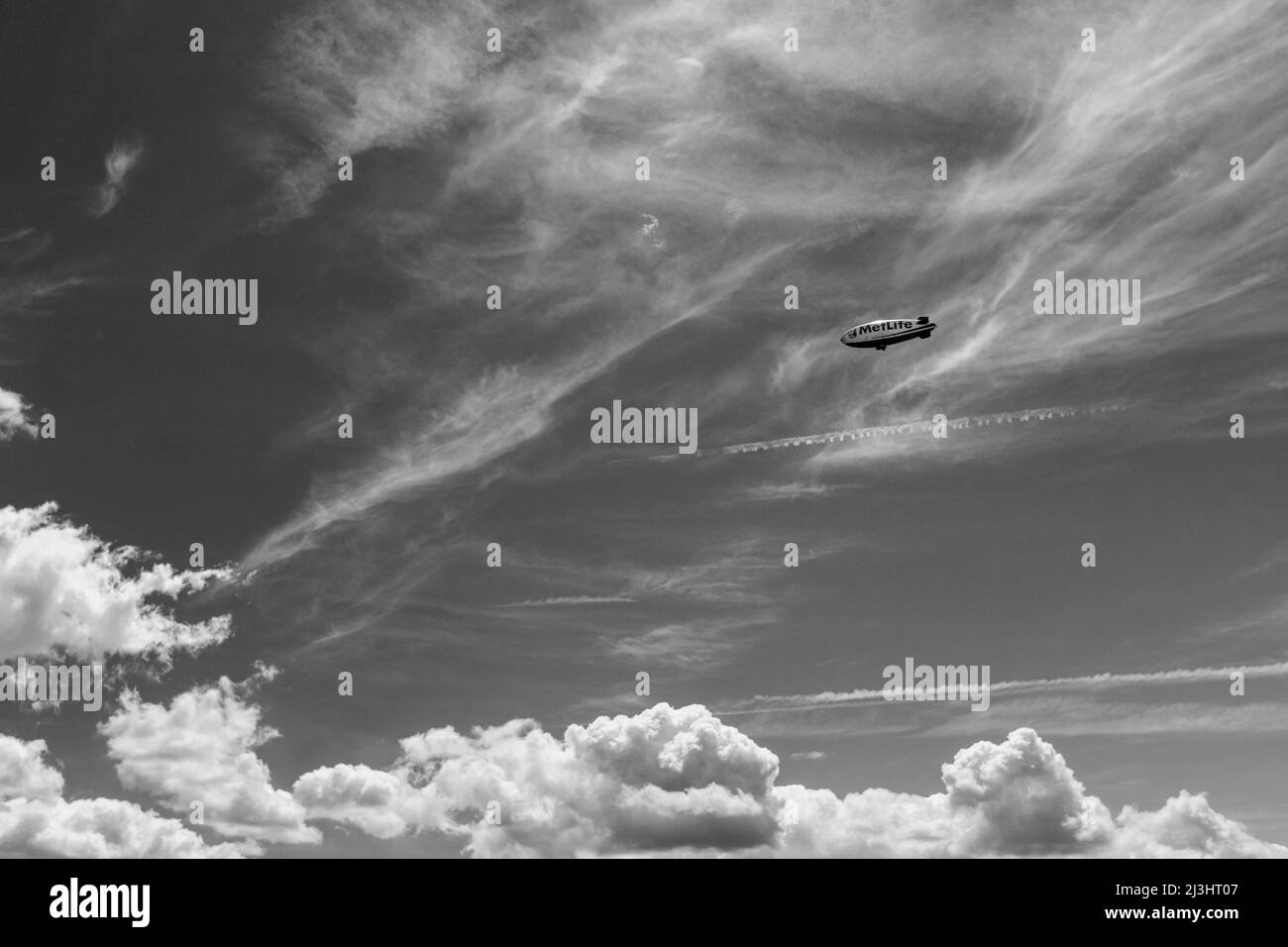 Liberty Island, New York City, NY, USA, un cielo spettacolare e uno zeppelin sopra New York City Foto Stock