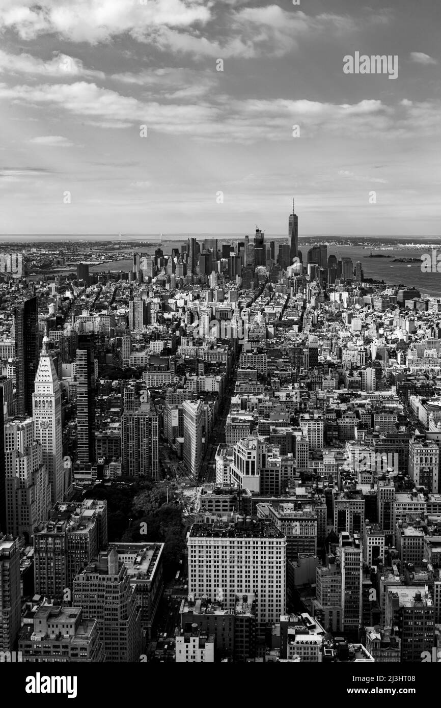 W 34 Street & 5 Av, New York City, NY, USA, Drone shot / Aerial preso accanto all'Empire state Building con una vista panoramica di Manhattan Foto Stock