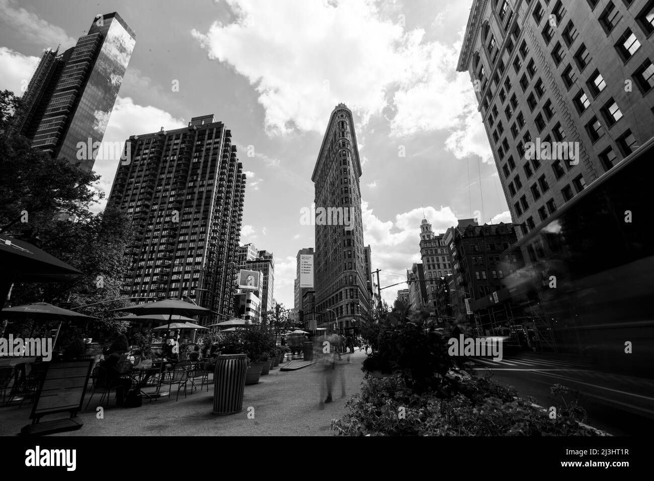 Flatiron Public Plaza, New York City, NY, USA, Slow-shutter shot dello storico Flatiron o Fuller Building. Questo iconico edificio triangolare situato nella Quinta Ave di Manhattan è stato completato nel 1902. Foto Stock