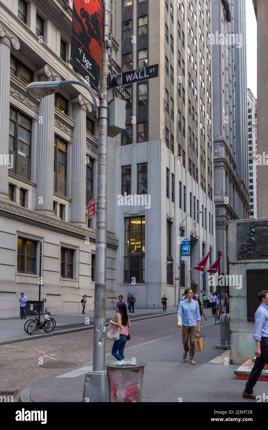 Broad Street, New York City, NY, USA, edificio, mercato, città, notte, facciata, skyline, commercio, affari, quartiere degli affari, paesaggio urbano, scuro, downtown, economy, edificio, sera, esterno, distretto finanziario, gritty, luci, manhattan, new york, New York City, borsa di New york, nyse, borsa, mercato azionario, crepuscolo, urban, usa, wall street Foto Stock