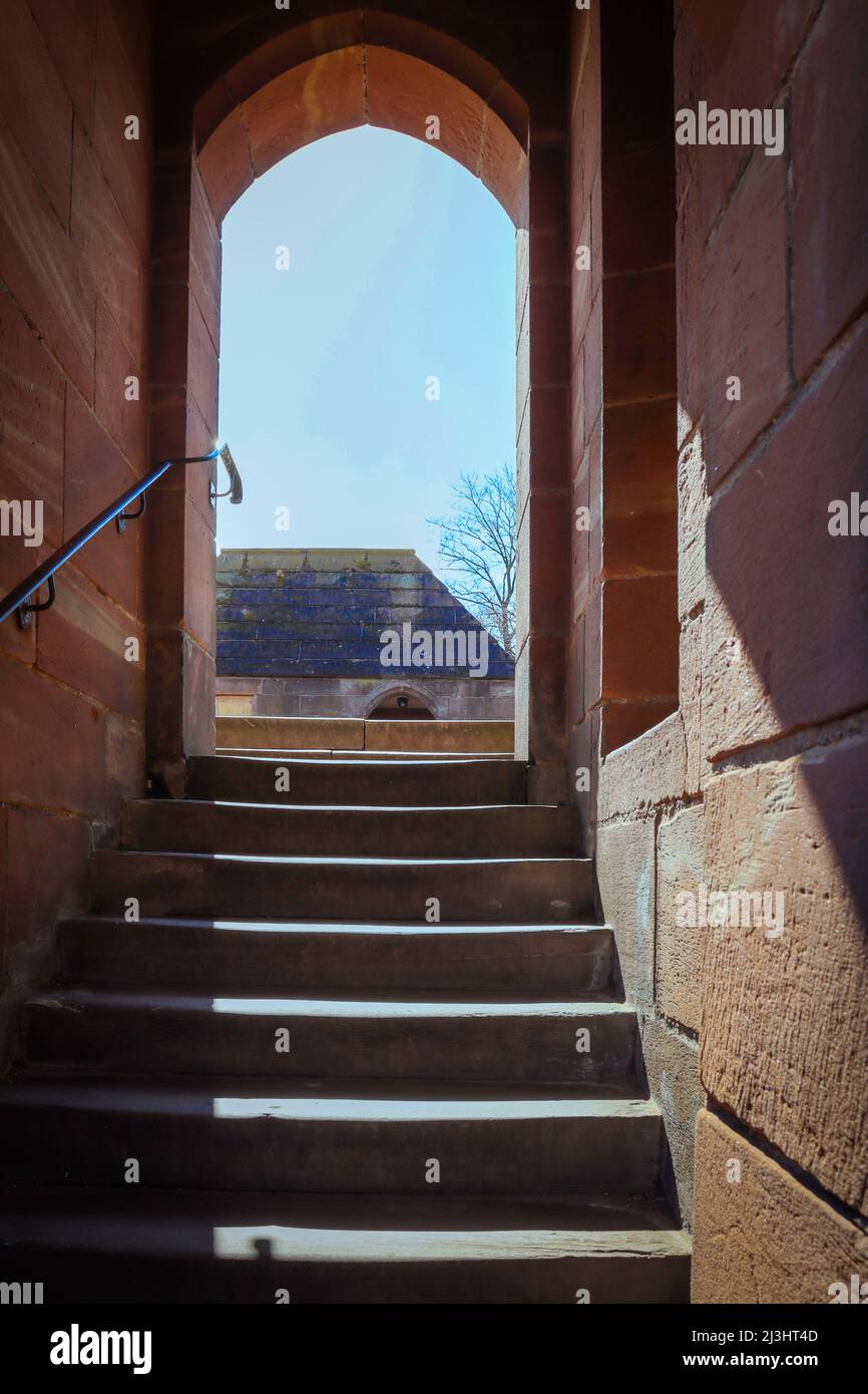 Porta e scale all'interno delle mura romane della città di Chester Foto Stock