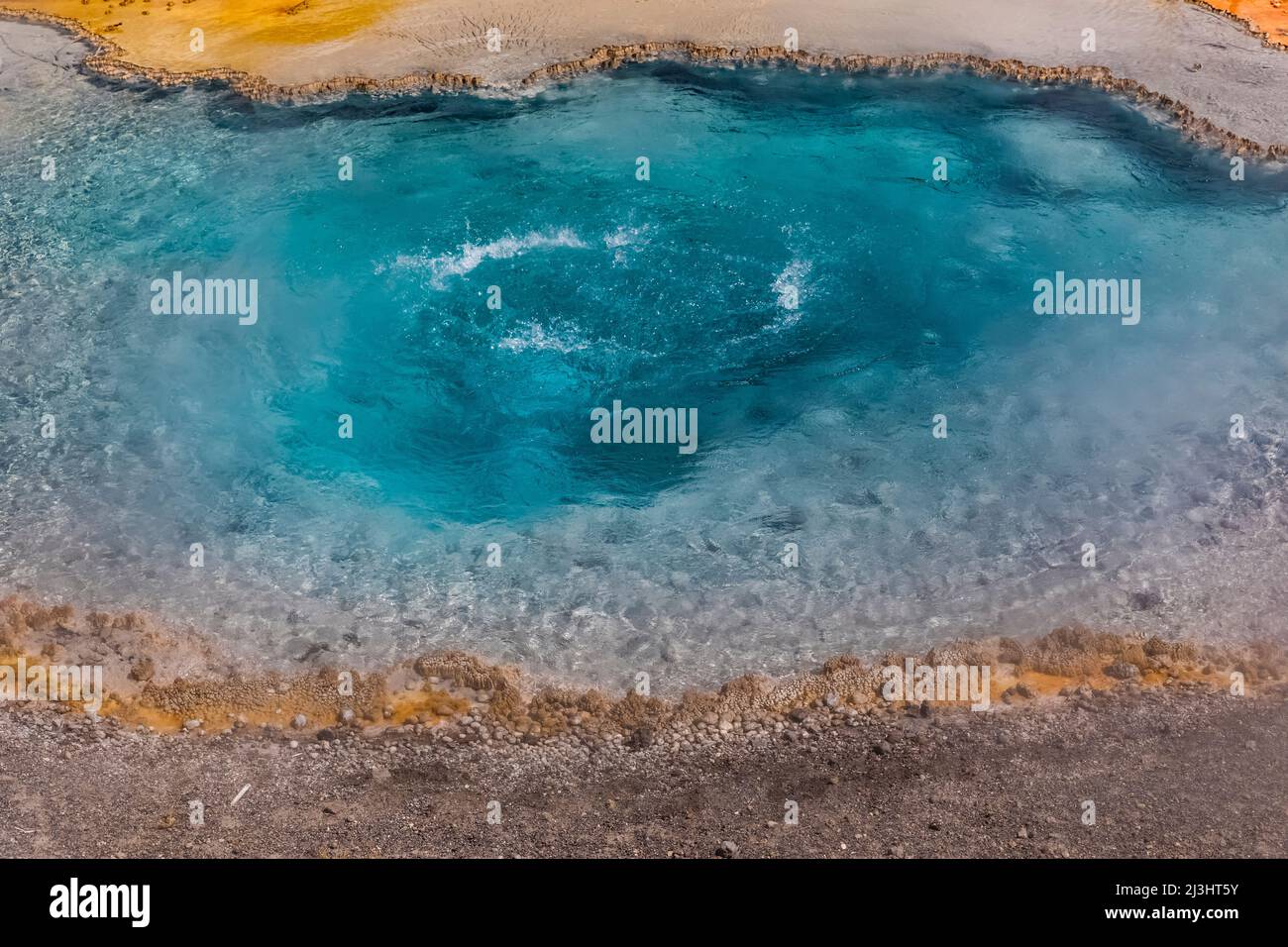 Sorgente di Firehole lungo Firehole Lake Drive nel parco nazionale di Yellowstone, Stati Uniti Foto Stock