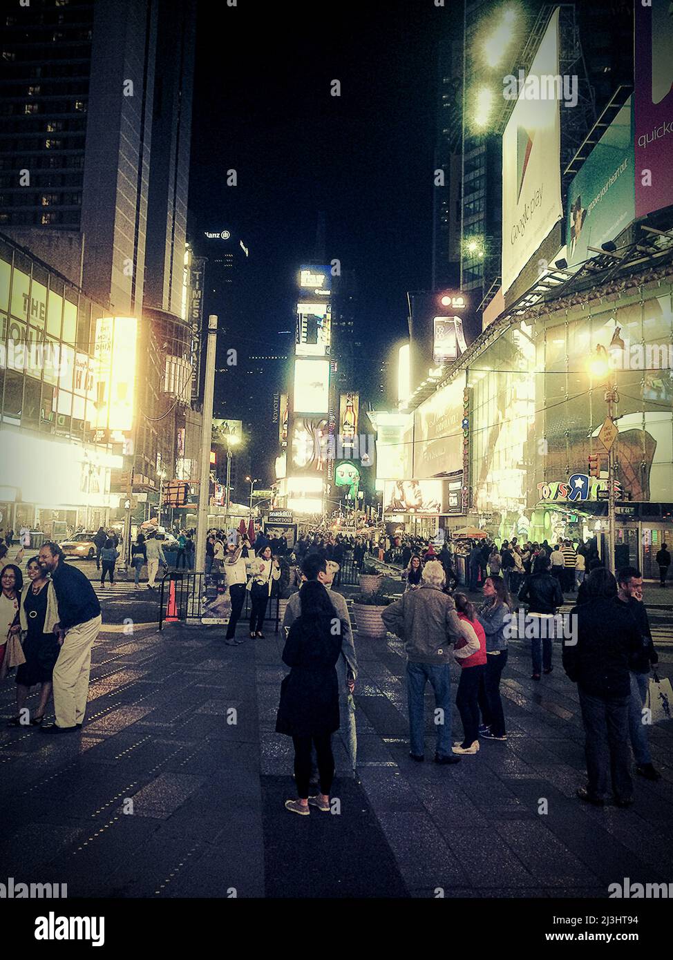 Times Square, New York City, NY, USA, persone che festeggiano di essere in una delle principali attrazioni di Manhattan Foto Stock