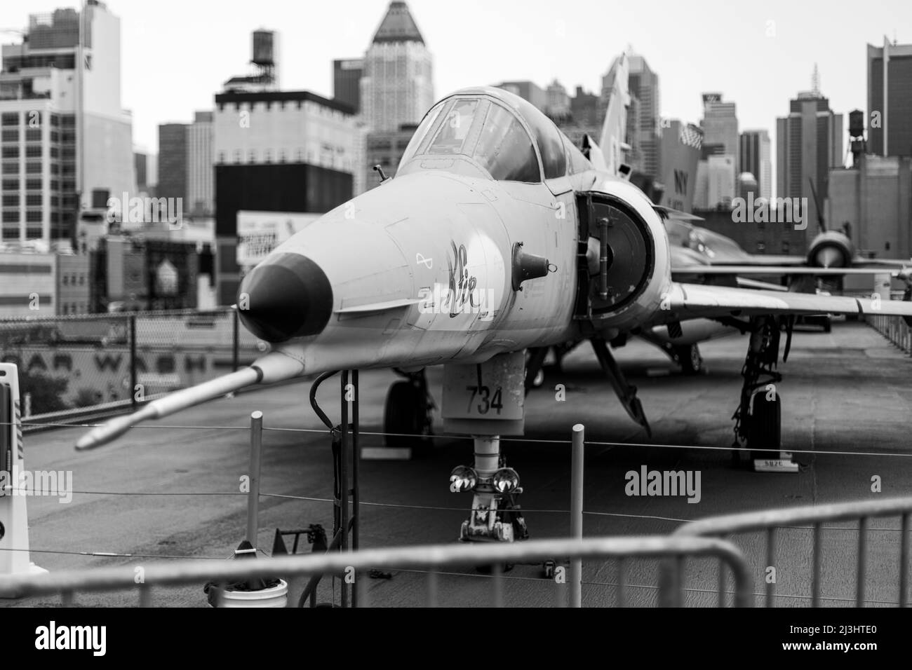12 Av/W 46 Street, New York City, NY, USA, Israel Aircraft Industries Kfir C-2 1976 on Intrepid Sea, Air & Space Museum - un museo americano di storia militare e marittima espone la portaerei USS Intrepid. Foto Stock