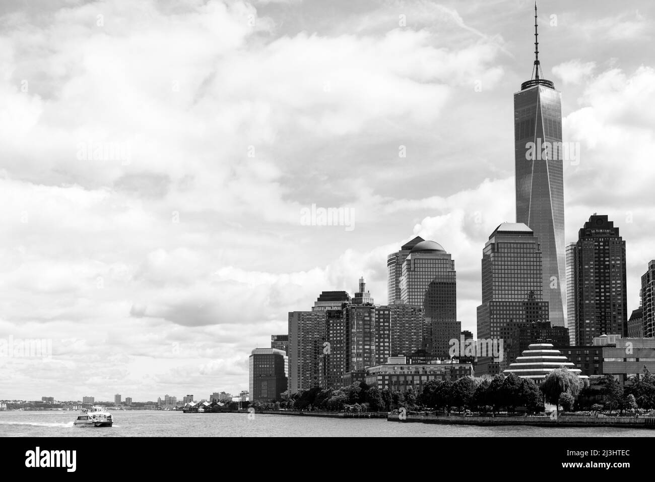 BATTERY PLACE, New York City, NY, USA, una torre mondiale nel retro Lower Manhattan grattacieli urbani visto dal fiume Hudson Foto Stock