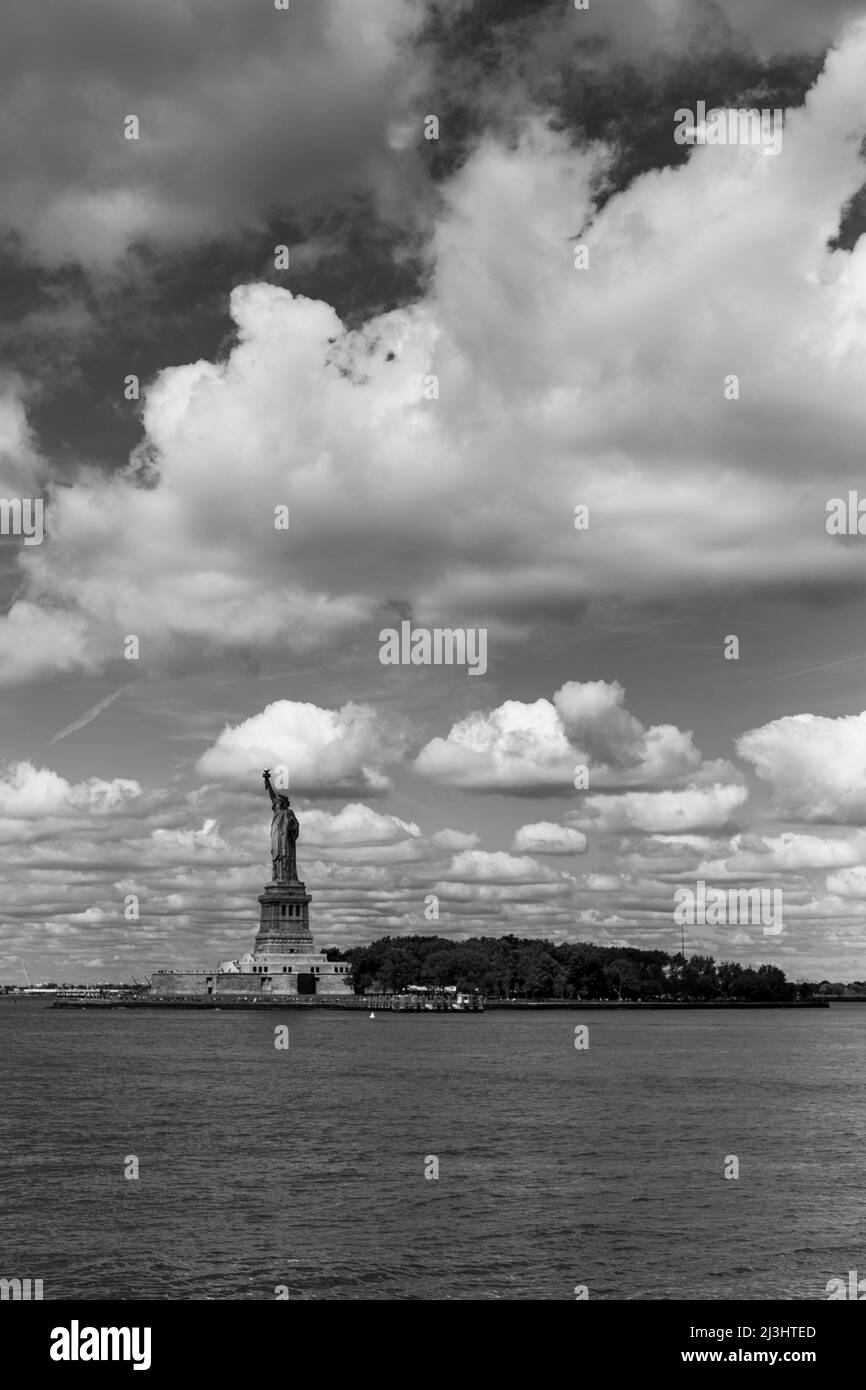 New York City, NY, USA, Vista dell'isola della libertà con la statua della libertà vista dal traghetto sul fiume Hudson, simbolo della città di New York Foto Stock
